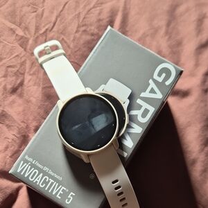 Garmin Vivoactive 5 Cream Smartwatch